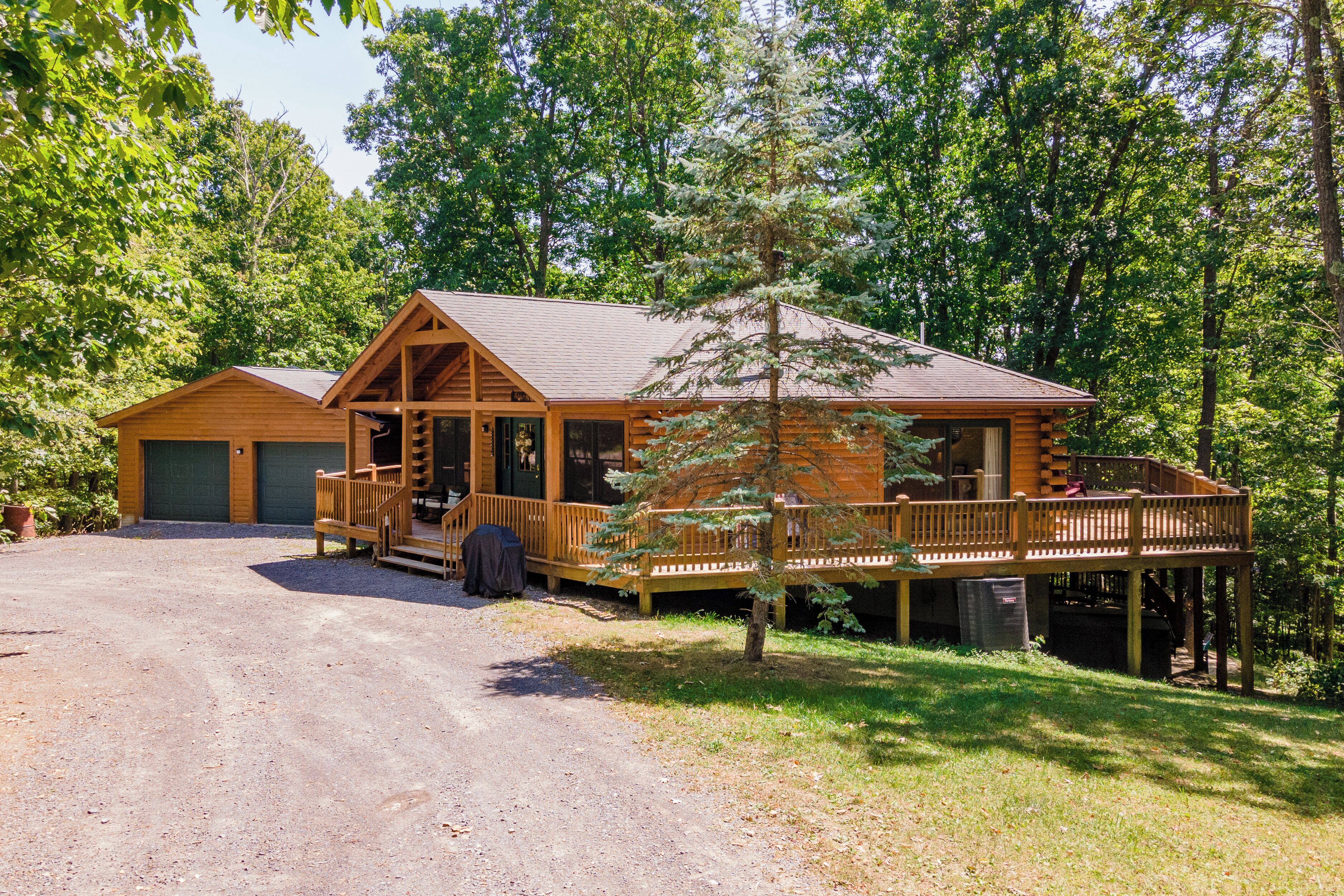 Cozy Cabin: Lake Area, Hot Tub, Pool Table, Fire Pit!