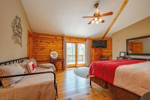 4 bedrooms, free WiFi, bed sheets - Dog Friendly Hexagon Log Cabin Near Deep Creek Lake (Oakland)