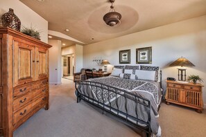 Un dormitorio con cama, cómoda, mesitas de noche y decoración en la pared.