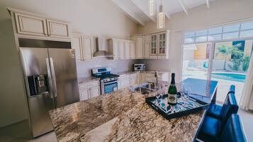 Een koelkast, een microgolfoven, een oven, een kookplaat