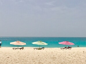 Plage à proximité, chaise longue, serviettes de plage