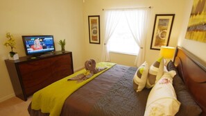 Vila Keluarga, hot tub, area taman | 6 kamar tidur, brankas, setrika/meja setrika, dan seprai linen