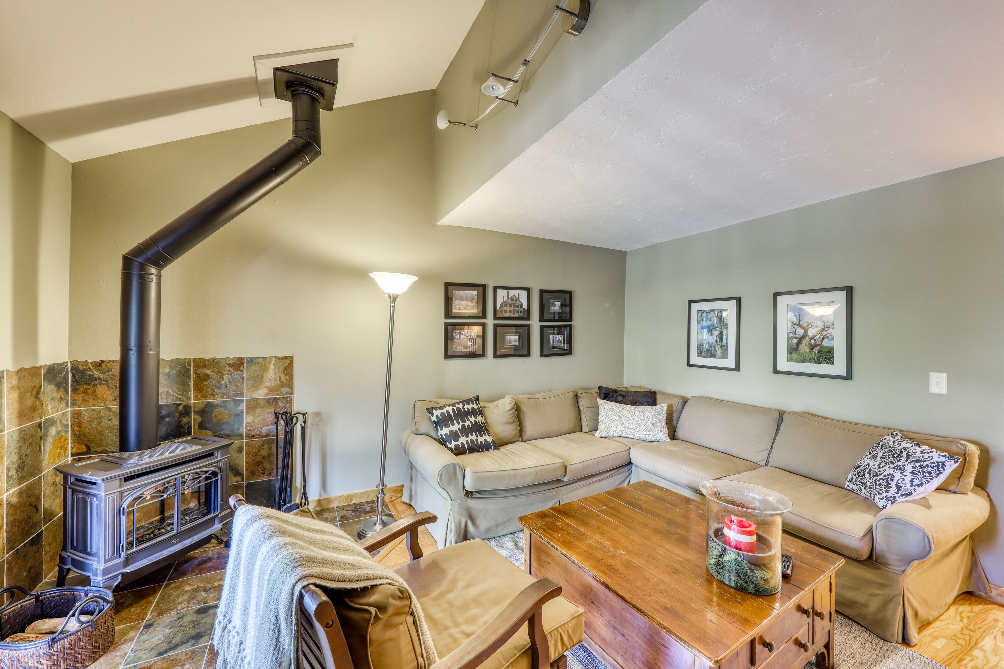 Charming townhouse with mountain views, balcony & private laundry