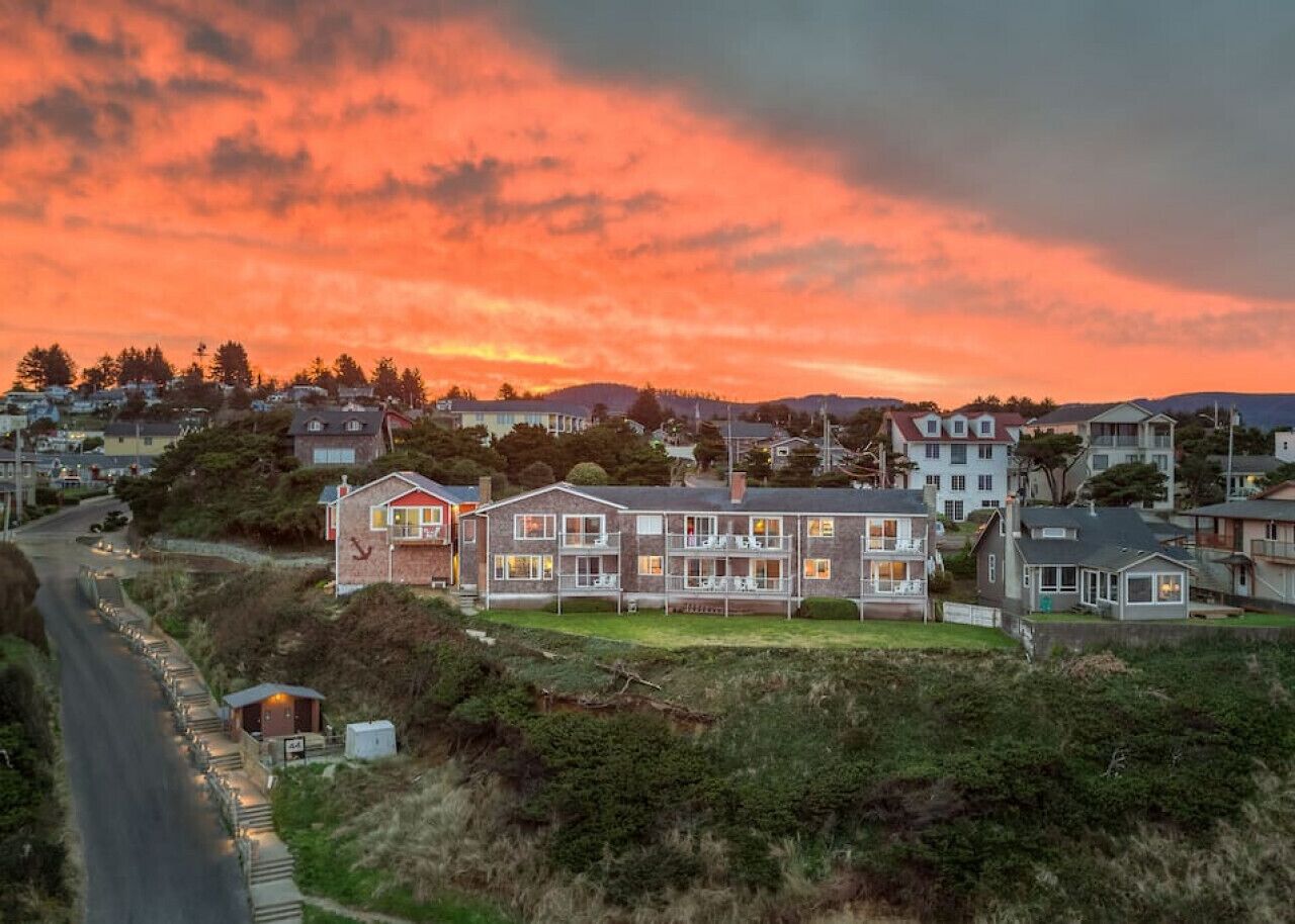 Un quartier résidentiel avec des maisons, au coucher du soleil.