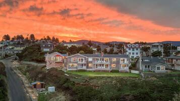 Un quartier résidentiel avec des maisons, au coucher du soleil.