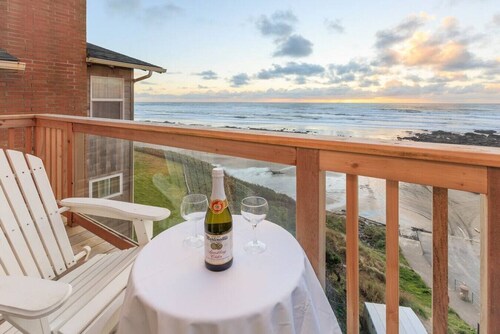 Kahden makuuhuoneen yläkerrassa huoneisto, jossa WiFi, takka, keittiö, merinäköala parveke