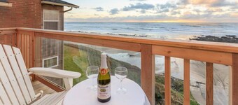 The Lookout - Oceanfront, balcony, kitchen.