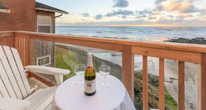 Kahden makuuhuoneen yläkerrassa huoneisto, jossa WiFi, takka, keittiö, merinäköala parveke