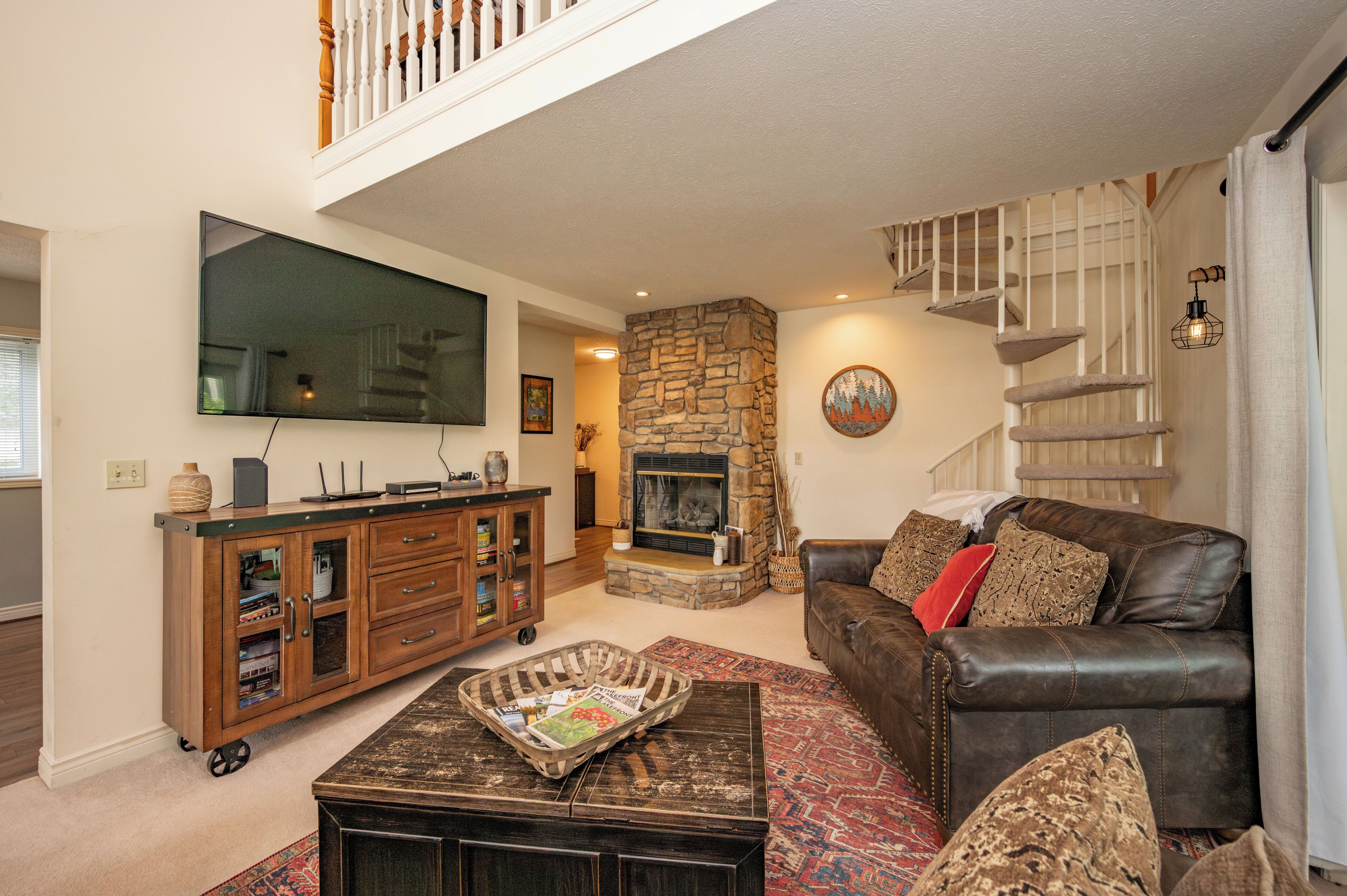 TV, fireplace