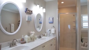 Ensemble douche/baignoire, baignoire Ă jets, sĂšche-cheveux