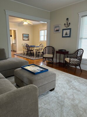 Una Smart TV, un reproductor estéreo