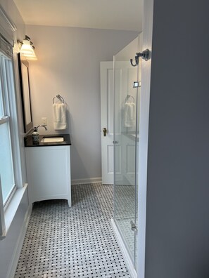 Dusche, Haartrockner, Handtücher, Seife