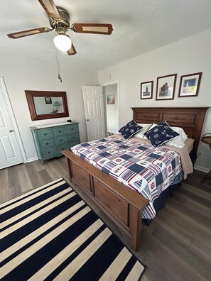 4 bedrooms, iron/ironing board, free WiFi, bed sheets - August Weekends Available! (South Haven)