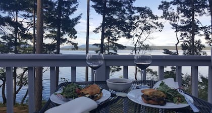 Utter Seclusion on 600 Feet of Waterfront , Free WiFi