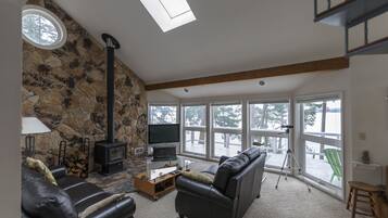 Smart TV, lareira, DVD player, livros