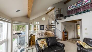 Smart-TV, Kamin, DVD-Player, Bücher