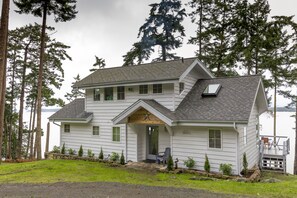 Exterior - Utter Seclusion on 600 Feet of Waterfront , Free WiFi (Friday Harbor)