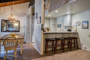 Dining - Second-floor condo with pool, hot tub, grills, & game room (Mammoth Lakes)