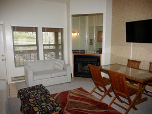 Fernseher, Kamin, DVD-Player