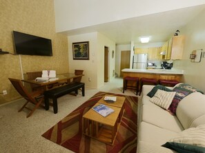 Tv, eldstad och dvd-spelare