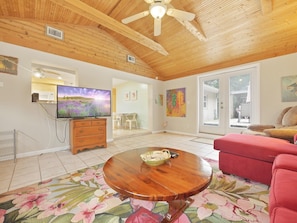 Smart TV - Private home 2 blocks to ocean, 2 Car Garage, Sun Splashed Deck, fenced in yard. (St. Augustine Beach)