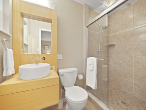 Bathtub, hair dryer - Private home 2 blocks to ocean, 2 Car Garage, Sun Splashed Deck, fenced in yard. (St. Augustine Beach)