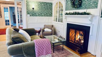 Smart-TV, Kamin, Videospiele, DVD-Player