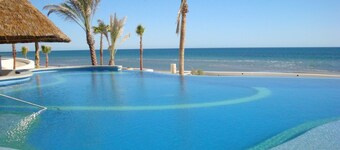 Tessoro 703 - Award Winning Design at the End of Las Conchas