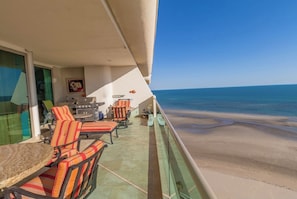Outdoor dining - Tessoro 703 - Award Winning Design at the End of Las Conchas (Puerto Penasco/Rocky Point)