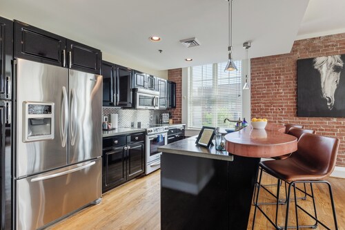 1/2 korttelin päässä Main St; 2 makuuhuonetta, 2 kylpyhuonetta ... kävele kaikkialla!