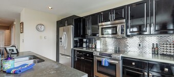 Main Stから1/2ブロック。 2つのベッドルーム、2つのバス...どこでも歩ける！