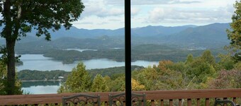 'Eye Candy' Breathtaking Mountain and Lake Views! Hot Tub