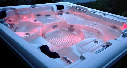 'Eye Candy' Breathtaking Mountain and Lake Views! Hot Tub