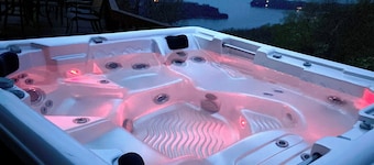 'Eye Candy' Breathtaking Mountain and Lake Views! Hot Tub