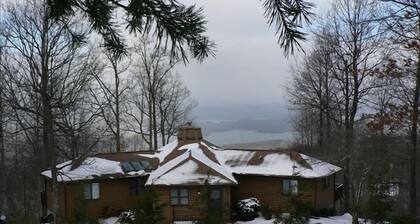 'Eye Candy' Breathtaking Mountain and Lake Views! Hot Tub