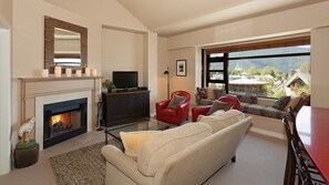 Fernseher, Kamin, DVD-Player