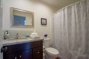 Ensemble douche/baignoire, sèche-cheveux, serviettes fournies, savon