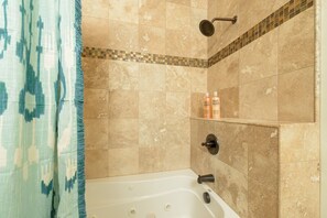 Ensemble baignoire-douche, séchoir à cheveux, serviettes fournies, savon