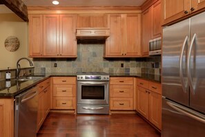 Kylskåp, mikrovågsugn, ugn och spishäll