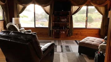 Una televisión, un reproductor de DVD, libros, una videoteca