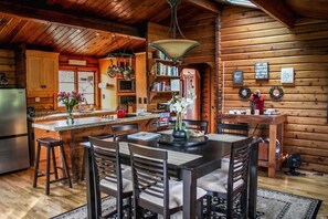 Dining - ✨Rustic Cabin in Dry Creek Valley with beautiful views // 5 miles to Plaza ✨ (Healdsburg)