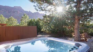 Outdoor spa tub - Beautiful Desert Wind Townhome in Moab with 2 Master Suites. Recently updated! (Moab)