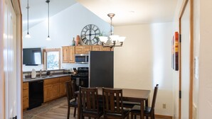 Dining - Beautiful Desert Wind Townhome in Moab with 2 Master Suites. Recently updated! (Moab)