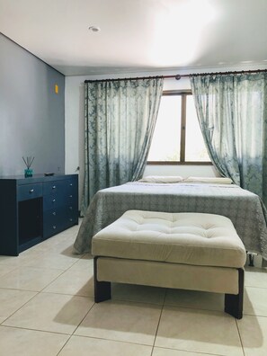 5 quartos, ferros/tábuas de passar roupa, Wi-Fi, roupa de cama