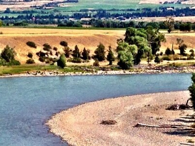30 Miles from Yellowstone Park! View is Breathtaking!