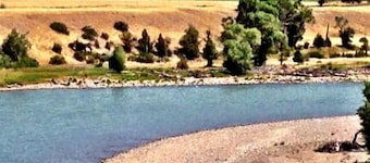 30 Miles from Yellowstone Park! View is Breathtaking!