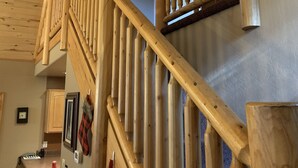Eine Holztreppe mit Geländer, die zu einer oberen Etage führt.