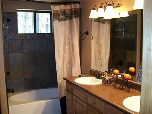 Serviettes fournies, savon, papier toilette