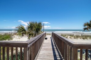 On the beach - Amazing Oceanfront w/Gorgeous Views~ North Bend by the Sea (Folly Beach)