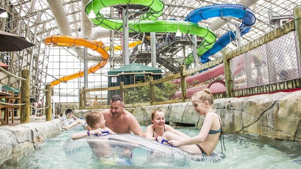Een waterpark met diverse glijbanen en een zwembadgedeelte.